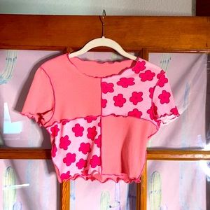 nwot pink short sleeve crop top w flower detail
